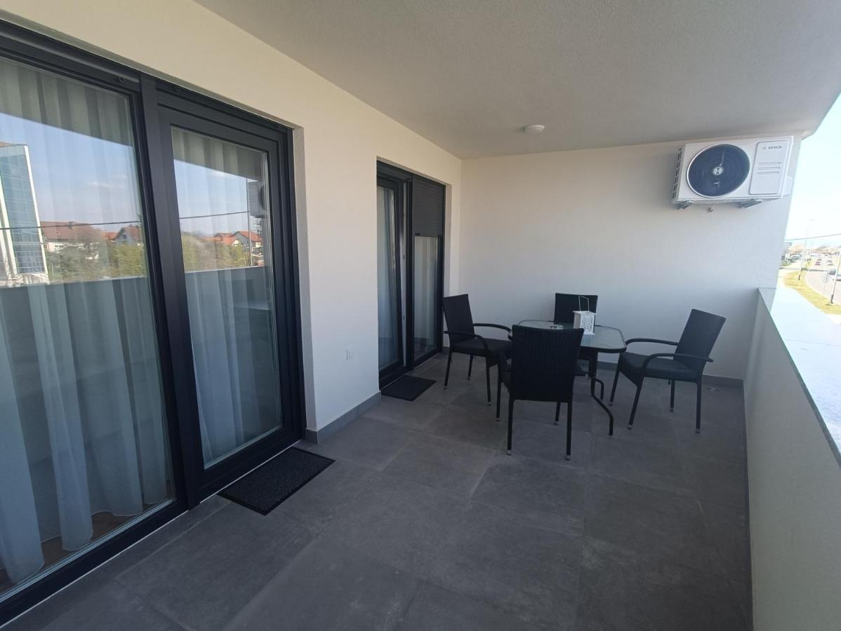 Leo Apartment